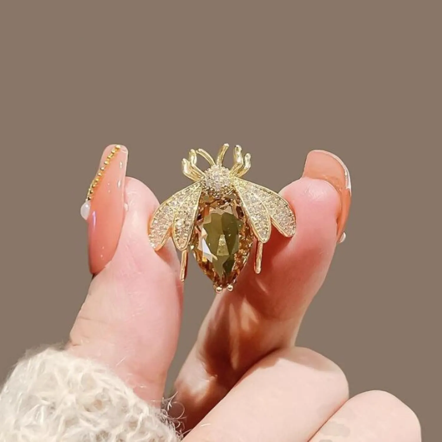 Bee Pin and Brooch - Women's Retro Honeycomb Fashion Rhinestone Sunflower Brooch - Cute Cartoon Personality Enamel Oil Drop Color Insect Pin