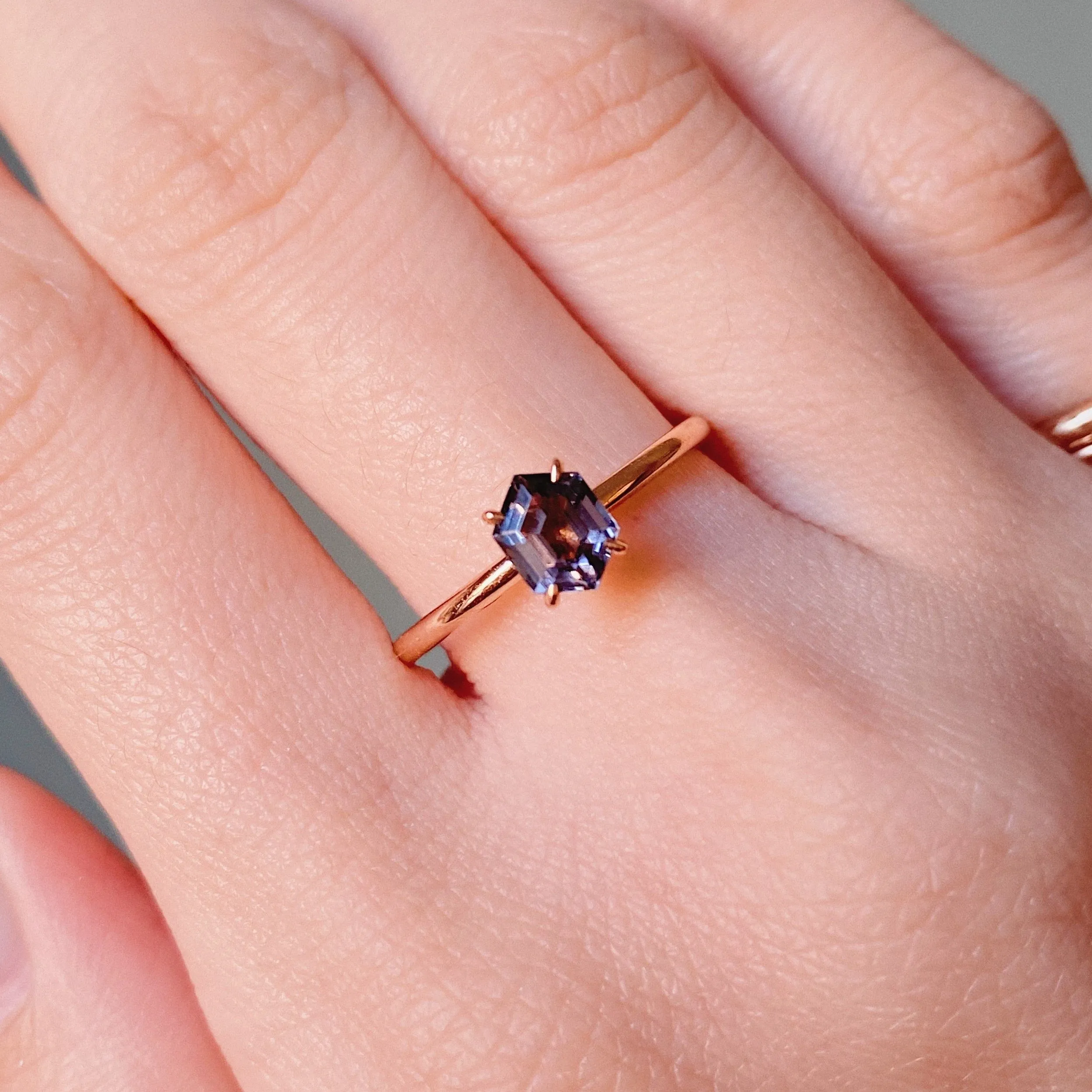 CONTEMPORARY SOUL・18K ROSE GOLD NAVY SPINEL & DIAMOND SET RING
