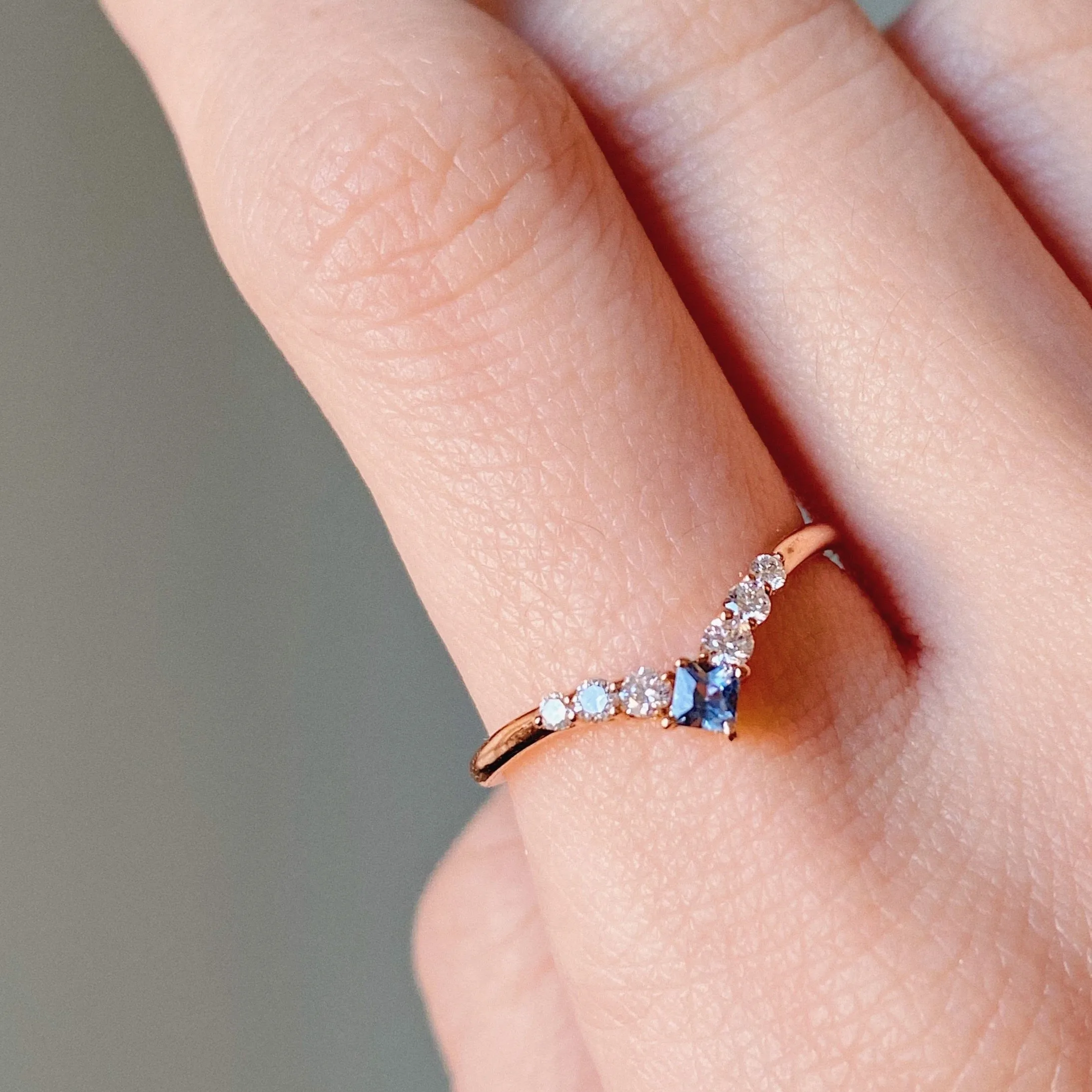 CONTEMPORARY SOUL・18K ROSE GOLD NAVY SPINEL & DIAMOND SET RING