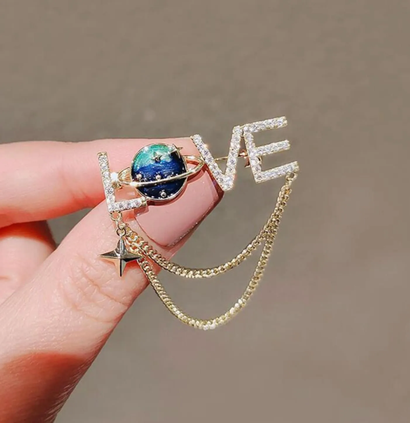 Love universe brooch vintage look gold plated celebrity broach princess pin u17