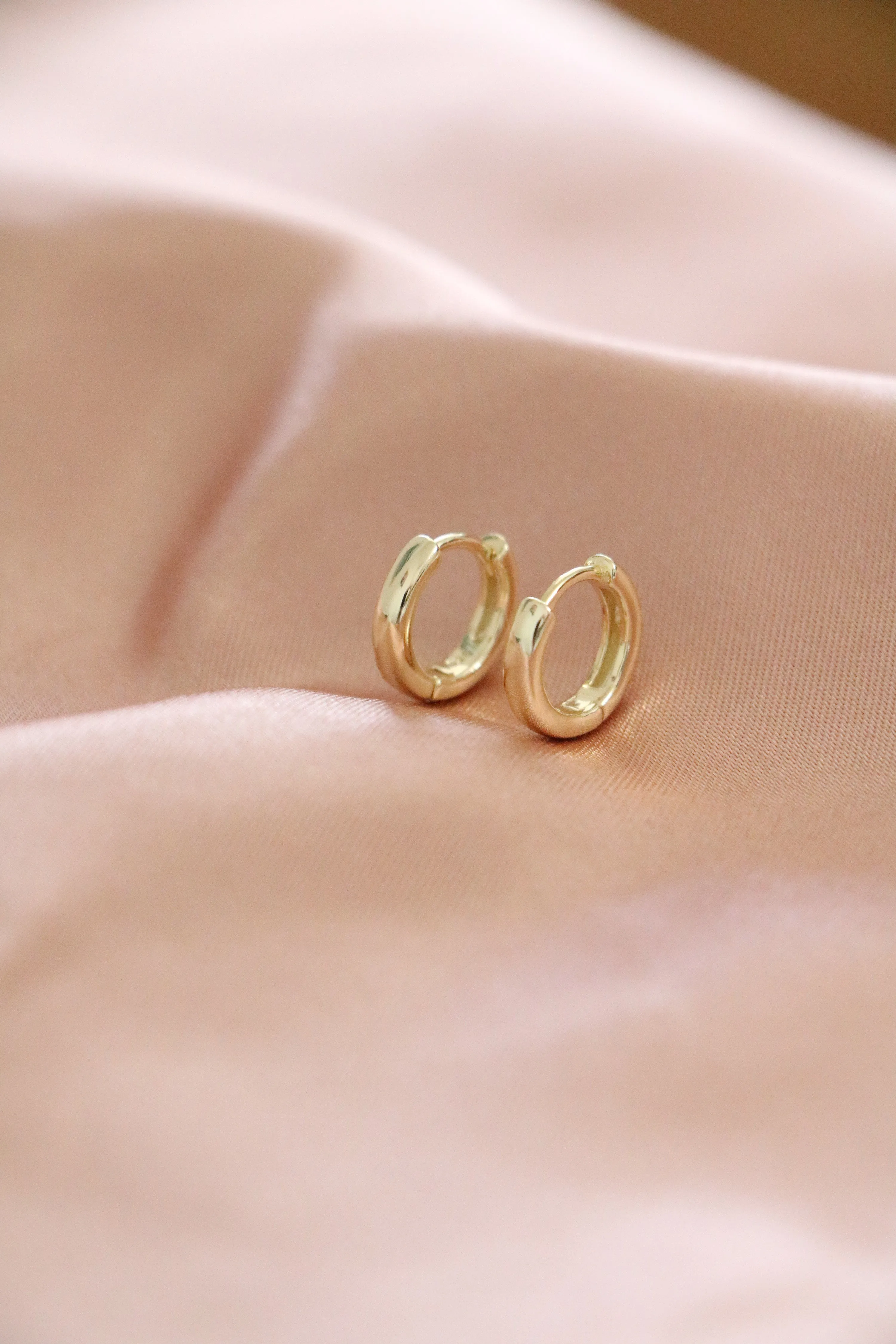 simple huggie hoops { silver   gold }