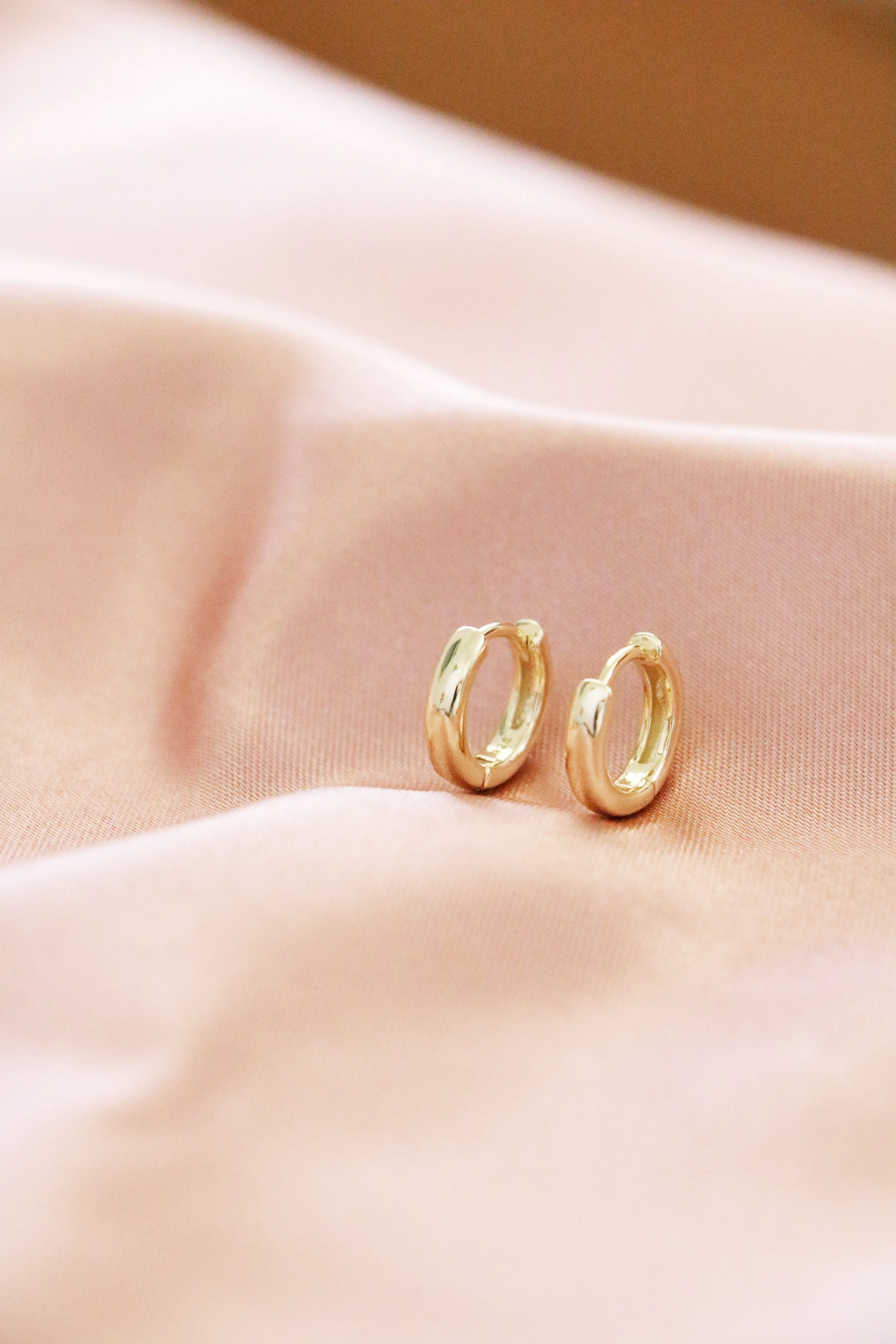 simple huggie hoops { silver   gold }