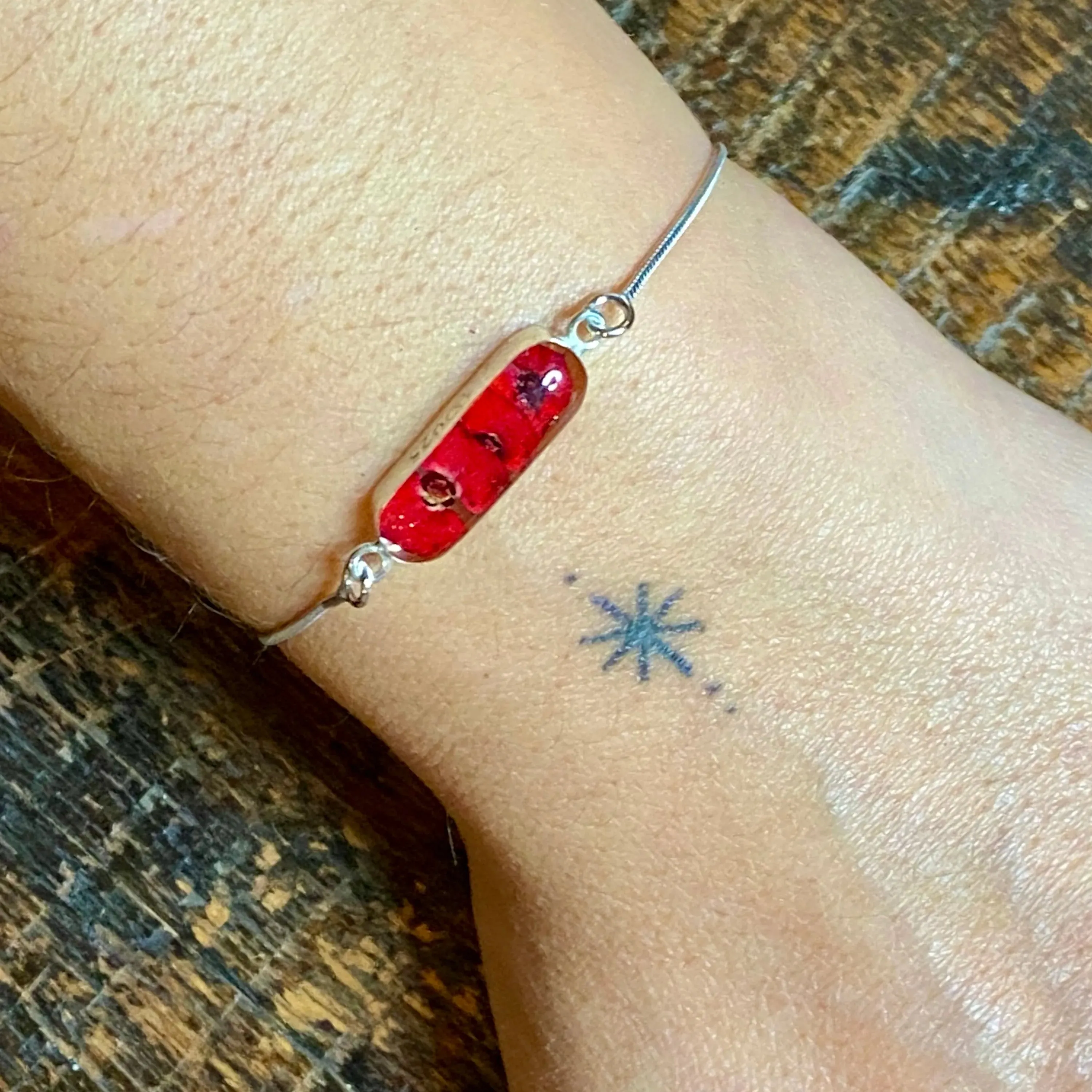 Sterling silver snake bracelet with flower charm - Poppy - Oval