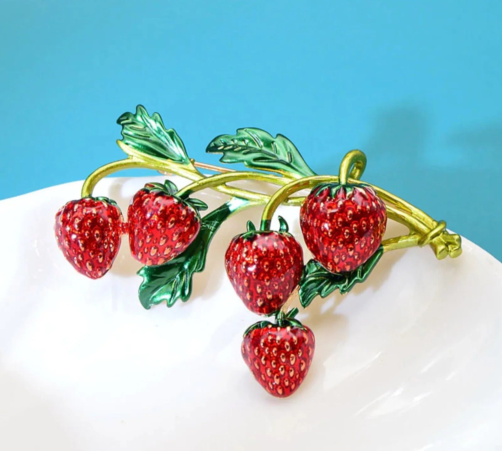 Strawberry brooch vintage look gold plated suit coat broach celebrity pin ggg58