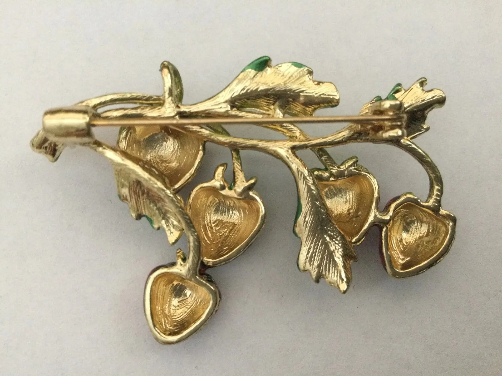Strawberry brooch vintage look gold plated suit coat broach celebrity pin ggg58